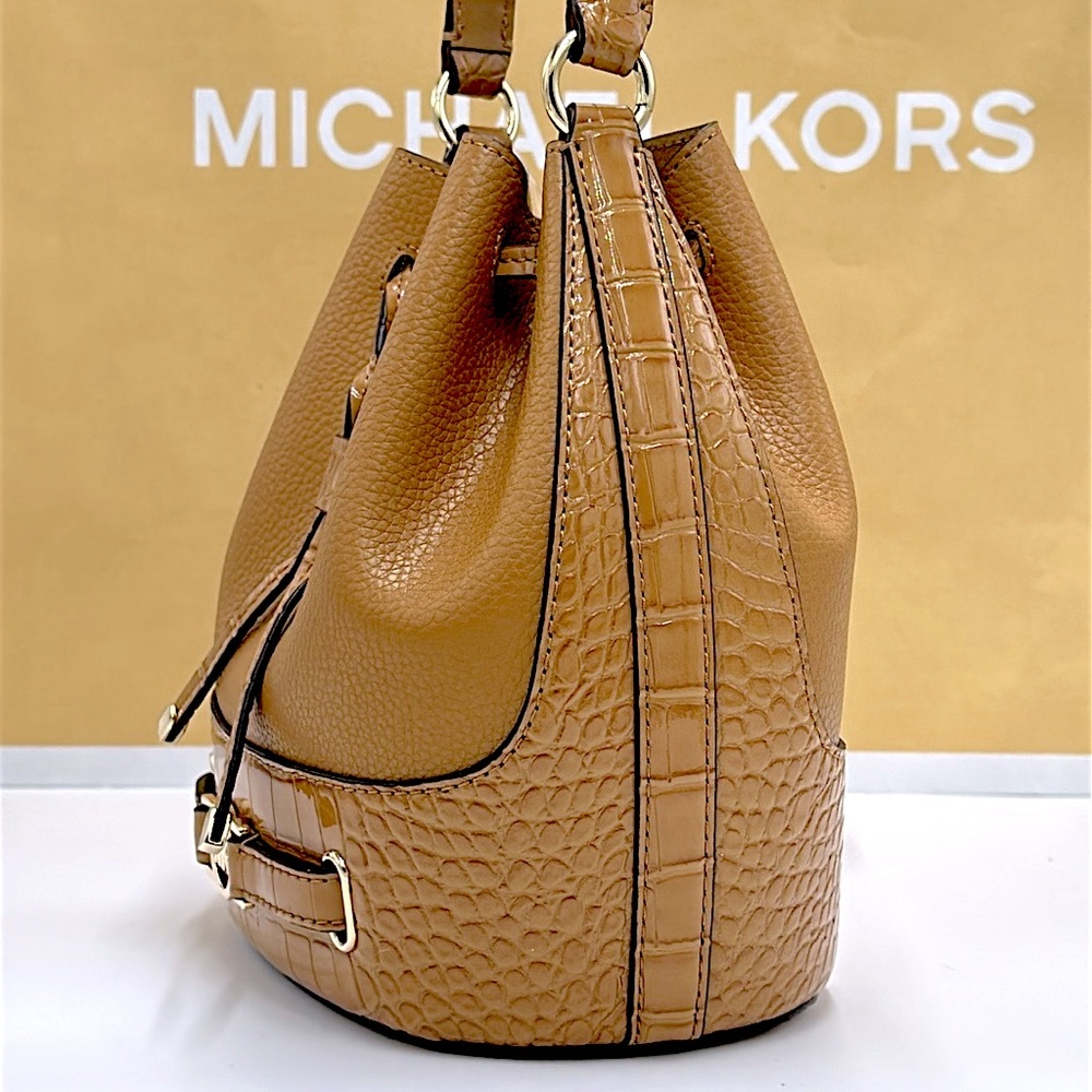 MICHAEL KORS
Reed Medium Pebbled Leather Belted Bucket Messenger SatchelCrossbo - Picture 6 of 16